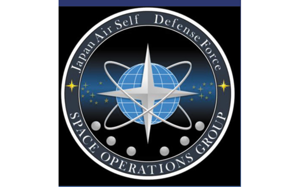 宇宙作戦群のシンボルマーク。初の宇宙領域専門部隊である宇宙作戦隊が２０２０年に新編されたことを、２０個の星で表現している（提供：文中すべて航空自衛隊）