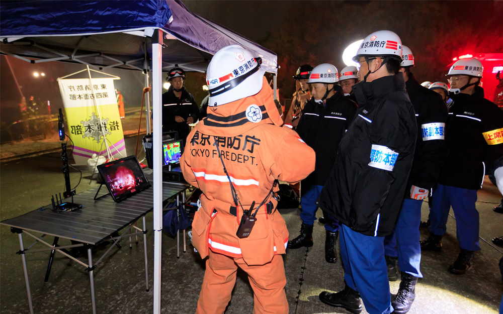 上３枚：昨年１１月２５日から２６日の２４時間、同庁全職員が参加して『総合震災消防訓練』が行われた。長時間にわたる訓練の経験も、輪島での活動の支えになったと川村副参事はいう