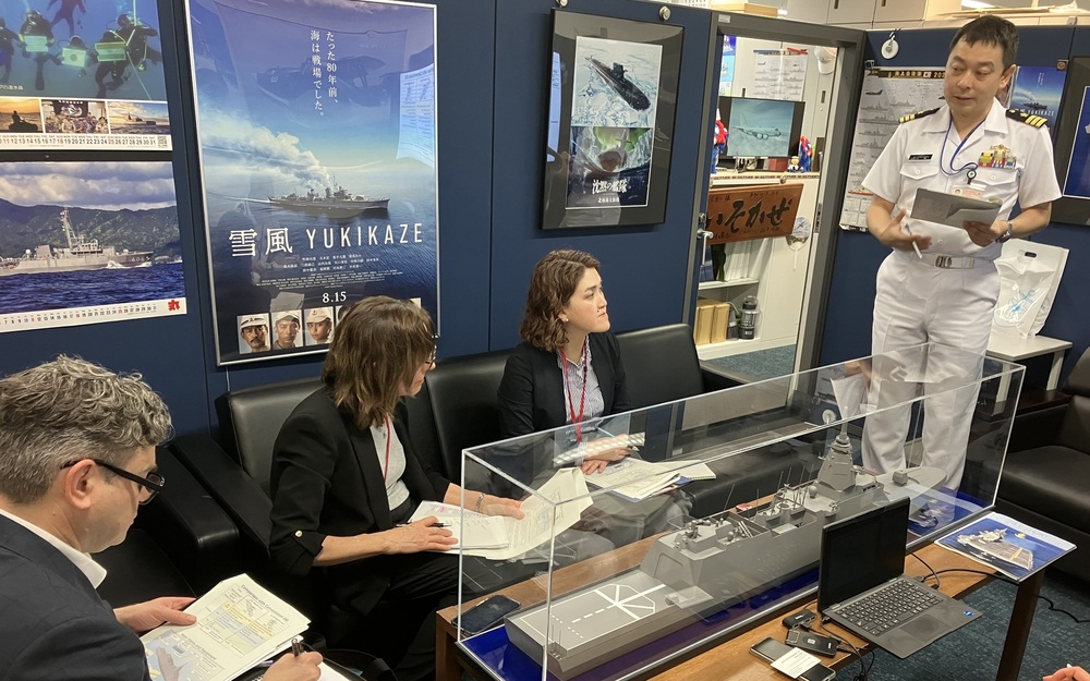 海上幕僚監部広報として、外国人記者に対応する様子(提供:海上自衛隊)