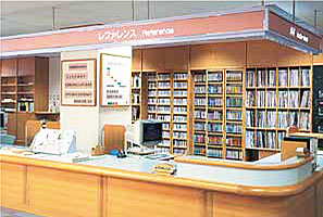 図書館カウンターのLINIE SYSTEM使用例。