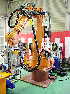 ロボットに搭載した愛知産業のシーム溶接機