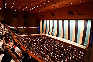 国立劇場大劇場では、主に歌舞伎や日本舞踊などが行われる