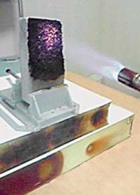 30㎜厚のハードタイプのロタンにトーチバーナーの炎(約1300℃)を20分間当て続けた。写真は照射開始後3分ほどのものだが、20分経過後もほぼ状況のままだった