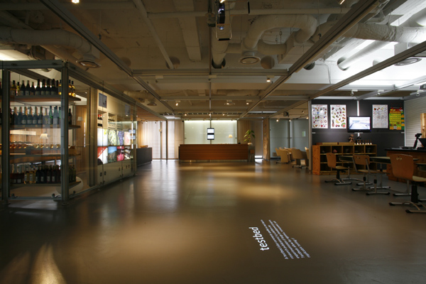 内田洋行のコーポレート・ミュージアム内のワイン検索システム（左）やＩＣＴが整備された教室（右）