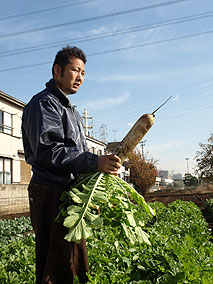 長さは葉の部分も合わせて約４０センチ、重さは約２キロもある大蔵大根