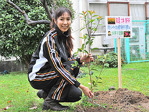 女子中学生バレーボール大会「大林素子杯」後は、緑を増やすため中学校に植樹をしている