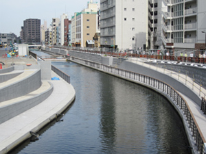 スカイツリーの南側、北十間川では墨田区による護岸工事も進められている