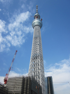 ３月１８日には完成時の高さである６３４ｍに到達。世界一高い自立式電波塔が誕生した