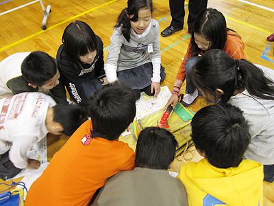 小学校で自動車に親しみ、学ぶプログラムを展開