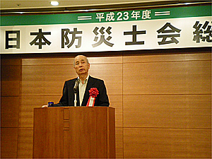 平成２３年度、日本防災士会総会でスピーチをする宮川さん