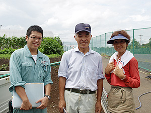 左からJA東京あおば伊藤さん、生産者の加藤さん、喜代子夫人