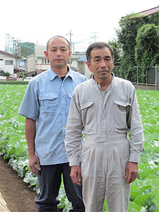 井之口さん（右）は、４代目となる息子の勇喜夫さんと年２回キャベツを栽培している