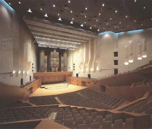 改修前の東京芸術劇場大ホール