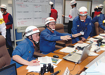 東日本大震災において作戦室で指示している様子