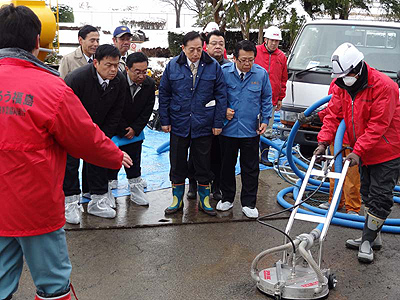 福島県郡山市での除染作業を視察する太田昭宏公明党議長（３月１０日）