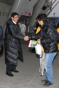 ファンと握手する阿久根社長　写真提供：ＦＣ東京