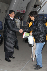 ファンと握手する阿久根社長 写真提供:FC東京