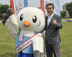 スポーツ祭東京２０１３のキャラクター「ゆりーと」と八王子市長