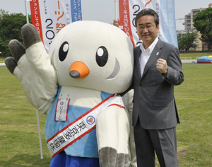 スポーツ祭東京2013のキャラクター「ゆりーと」と八王子市長