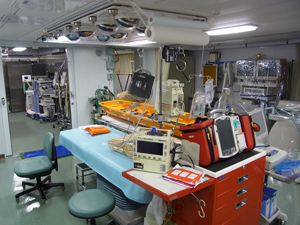 砕氷艦しらせ内には、最新鋭のX線や手術室など医療設備は充実している