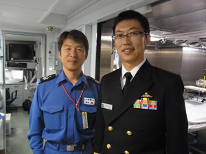 藤本２佐とともに『しらせ』の医療を担う衛生員の武田基さん（左）