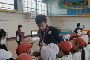 都内小学校のボクシングイベントに参加する清水3等陸尉