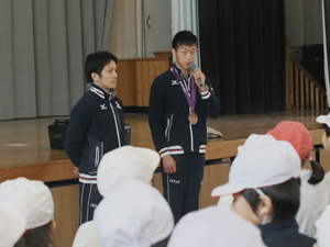 子どもたちの前で語る清水３等陸尉