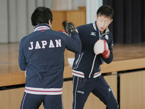 清水3等陸尉がボクシングのデモンストレーションを行う様子