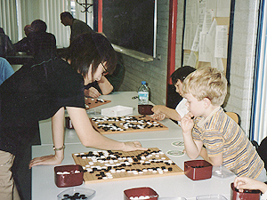 日本棋院から囲碁普及のために派遣されたオランダで子供たちに囲碁を指導