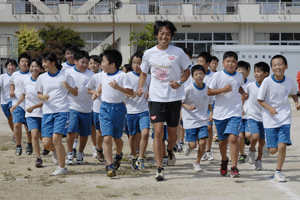 同プロジェクトの後半に行われた「ランニング教室」。アスリートと走れるということで、子どもたちの表情も明るい