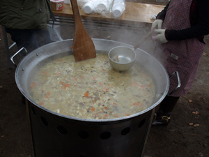 当日は参加者に品川かぶと豆乳を使った品川汁や千住ねぎを使った串かつなどが振舞われた