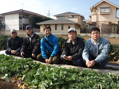 三鷹市内で一緒にのらぼう菜の栽培に取り組むメンバー。右から冨澤昌人さん、田中健一さん、冨澤剛さん、冨澤武人さん、森屋賢さん