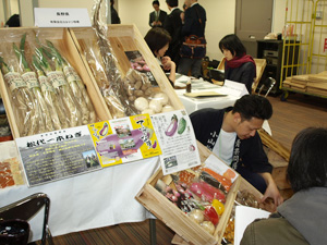 野菜を見ながら生産者とバイヤーが直接商談することができた