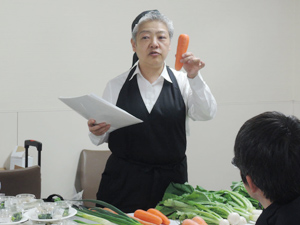 ニンジンとネギの食べ比べが行われた伝統野菜ワークショップ