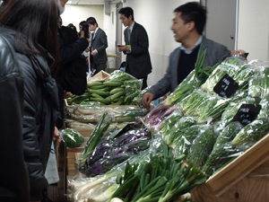 伝統野菜の直売会も大盛況