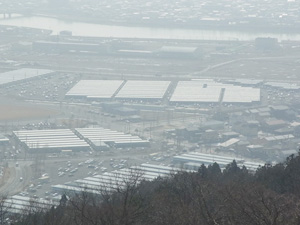 宮城県石巻市の「開成仮設住宅」を高台から捉えた写真。約２０００戸の住戸が並び、今も多くの人が暮らしている