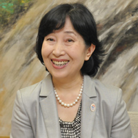 新宿区長　中山弘子さん