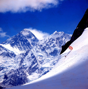 エベレスト・チャングリ氷河で滑降する三浦雄一郎氏（１９７０年）