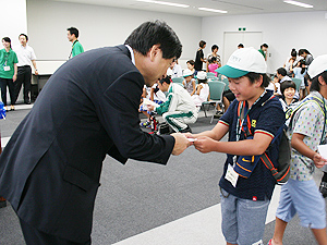 ファミリーデーで社員の子どもと名刺交換