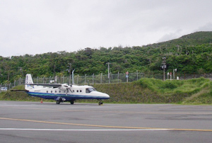 三宅島空港と機体