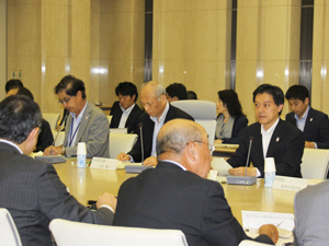 会議に出席した舛添知事（中央奥）と吉住区長（右）