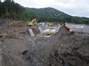 写真４　整備中の下流導流堤（大金沢）