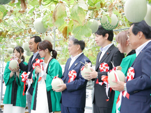 「まちだシルクメロン」の収穫祭の風景。