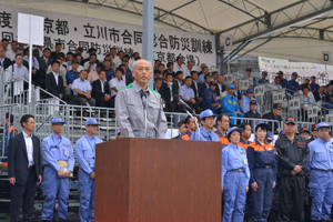 総合防災訓練であいさつする舛添知事