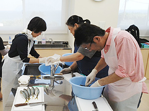 三宅村の「お魚さばき体験」