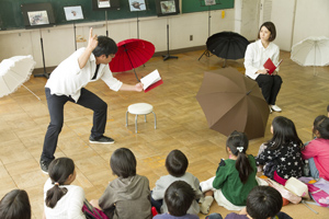 演目は主に児童文学の名作。観客を巻き込みながら短時間で楽しく進められていく