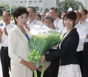 初登庁し花束で歓迎を受ける小池知事