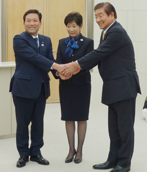 川井しげお議長と小磯善彦副議長とにこやかに写真撮影に応じる小池都知事