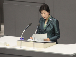 代表質問に答弁する小池知事（４日）