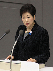 所信表明中の小池知事（１日）